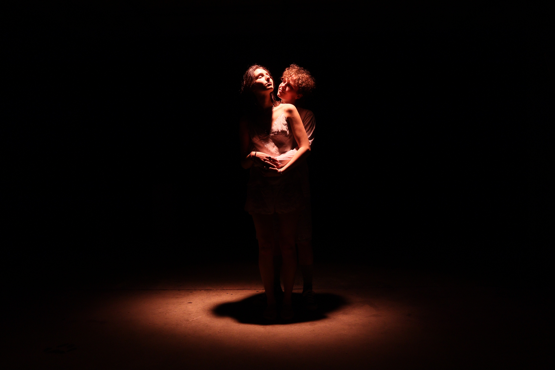 Scène Le Petit Prince - deux personnages enlacés