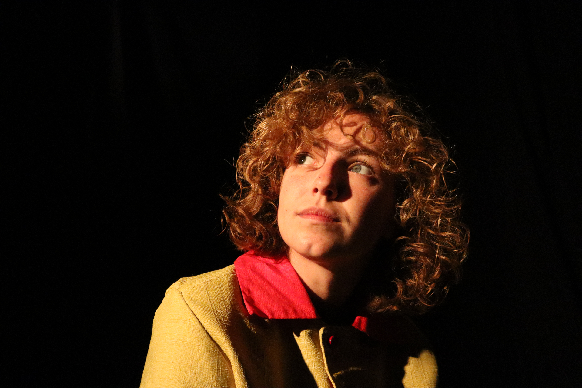Scène Le Petit Prince - Portrait du Petit Prince aux cheveux bouclés